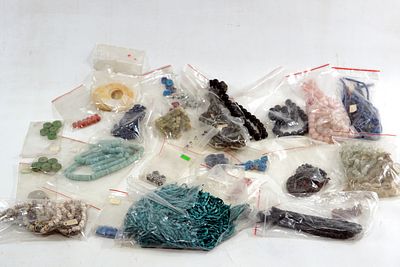 חגיגה של צבע: לוט ענק של חרוזי זכוכית, וקריסטלים ועוד. הזדמנות נדירה לרכישת מלאי עצום ומגוון של 