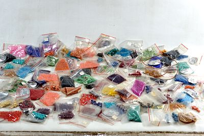 חגיגה של צבע: לוט ענק של חרוזי זכוכית, וקריסטלים ועוד. הזדמנות נדירה לרכישת מלאי עצום ומגוון של 