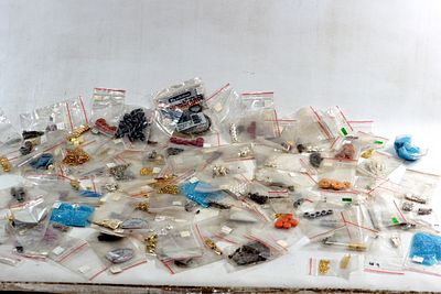 חגיגה של צבע: לוט ענק של חרוזי זכוכית, וקריסטלים ועוד. הזדמנות נדירה לרכישת מלאי עצום ומגוון של 