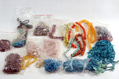 חגיגה של צבע: לוט ענק של חרוזי זכוכית, וקריסטלים ועוד. הזדמנות נדירה לרכישת מלאי עצום ומגוון של 