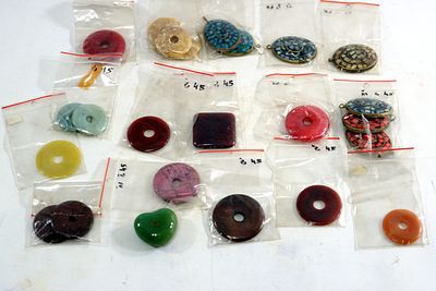 חגיגה של צבע: לוט ענק של חרוזי זכוכית, וקריסטלים ועוד. הזדמנות נדירה לרכישת מלאי עצום ומגוון של 