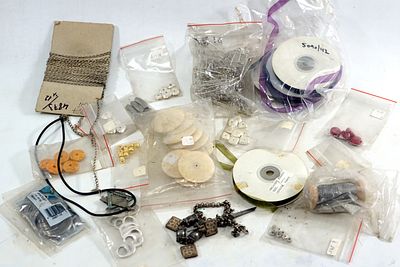 חגיגה של צבע: לוט ענק של שרוכים חוטים חרוזי זכוכית, וקריסטלים ועוד