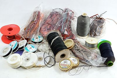 חגיגה של צבע: לוט ענק של שרוכים חוטים חרוזי זכוכית, וקריסטלים ועוד