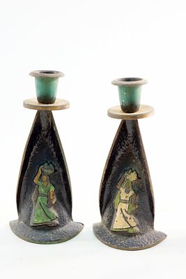 זוג פמוטים ישראליים מאסיביים ומיוחדים מברונזה עיטור אישה מזרחית עם כד לראשה צבע אמאיל