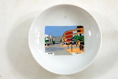 נעמן - צלוחית מפורצלן עיטור כיכר צינה דיזנגוף חתום