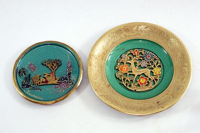 לוט 2 צלחות נחושת לנוי ארץ ישראל עם תבליטים: 1. רועה צאן עם כבשה 2. צבי א"י, מצבים כחדש שנות ה-'50