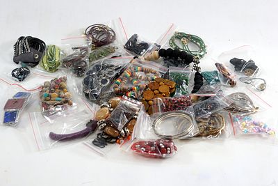 קופסה מלאה עם תכשיטים אופנתיים CUSTOM JEWELERY