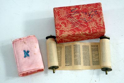 מיוחד - ספר תורה מיניאטורי עם מעיל בד רקום ועצי חיים מנחושת באריזה מקורית בר-מצוה למדינה מצב מעולה