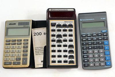 לוט 3 מחשבוני כף יד מדעיים וינטג': 1.Netional Semiconductor 3. Texas Instrument 2. Olivetti 