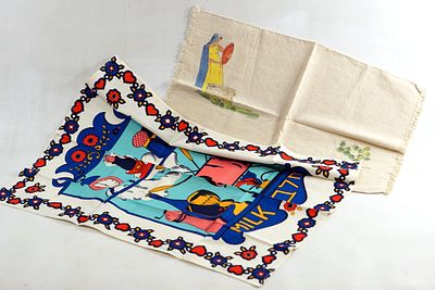 לוט מפות בד שנות ה-'50: 1. עיטור של רבקה עם כד מים ליד הבאר ומנגד שיח קקטוס/צבר 2. מפת אוכל 
