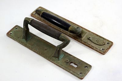 לוט זוג ידיות מתכת ישנות ומיוחדות לדלת כניסה מפוצלת שנות ה-'20 של המאה הקודמת מצב טוב
