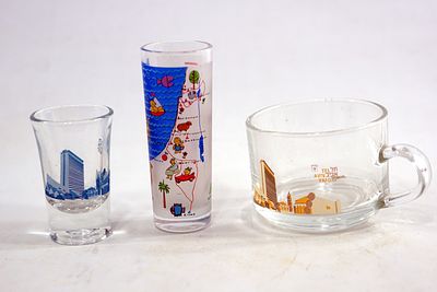 לוט כוסות: 1. ספל עיטור פנורמי של תל אביב 2. כוסית שוט עיטור פנורמי של תל אביב 3. כוסית שוט מפת הארץ