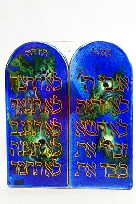 זכוכית נהריה - תבליט זכוכית עשרת הדברות עיצוב האמן אנדרס מאייר
