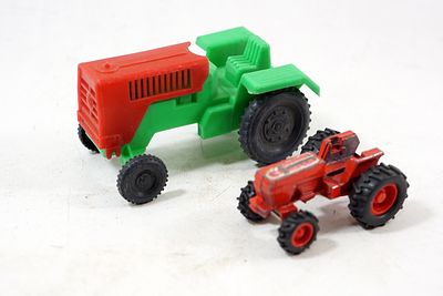 זוג טרקטורים . אחד ברזל .ושני פלסטיק שנות 70