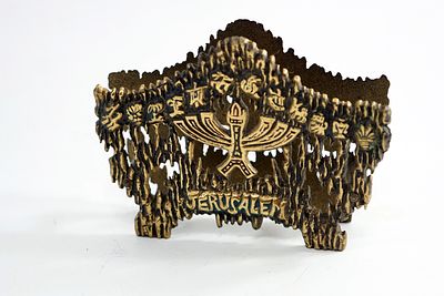 מחזיק מפיות נחושת עם צבעי אמיל. ארץ ישראל