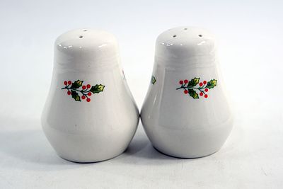סט מלחיה ופלפליה עשוי קרמיקה מעוטרים בפרחים גובה 9.5 ס"מ