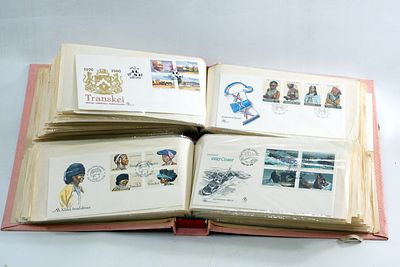 אלבום ענק של מעטפות דואר מבוילות מכל העולם