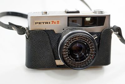 מצלמת ה-Petri 7 הקלאסית משנות ה-60. מצלמה זו מייצגת את שיא תור הזהב של האופטיקה היפנית,