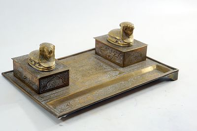 קסת דיו איסלאמי מגש מרשים עם שתי קופסאות בדמות אריה