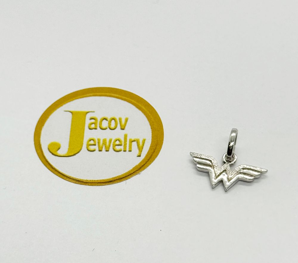 תליון דגם וונדר וומן בזהב לבן 14K חדש.... *מתנה נפלאה לסבתא, לאישה, לאמא, לאחות, לבת הוונדר 
