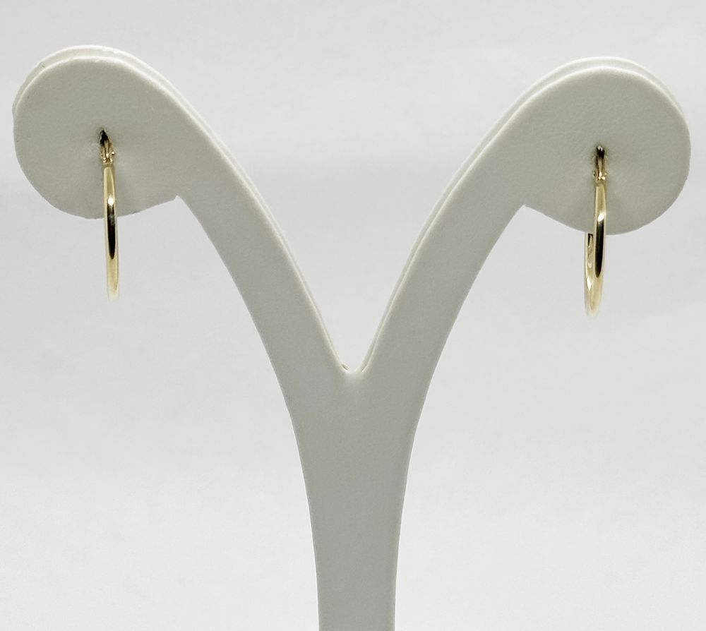 A pair of hoop earrings in a round design, diameter 18 mm 
New in 14K yellow gold.... A pair of 