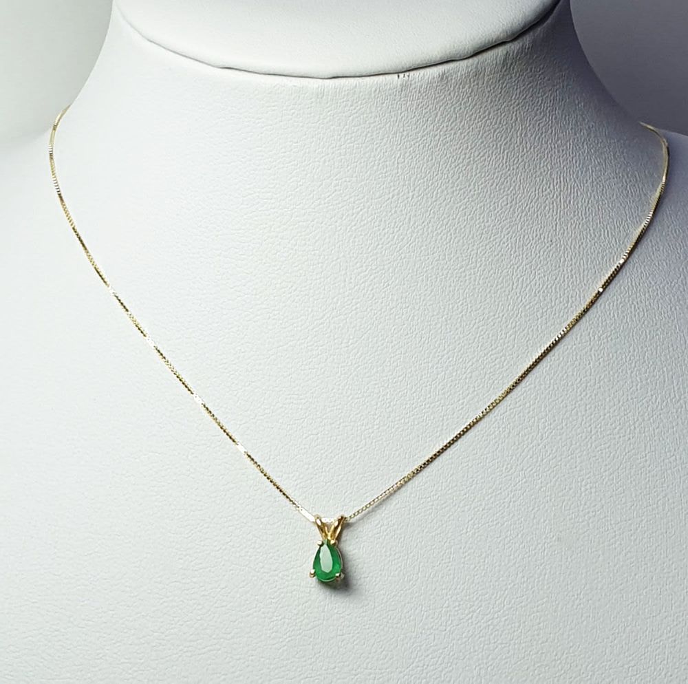 14K yellow gold necklace and pendant inlaid with a natural drop-shaped emerald stone weighing 