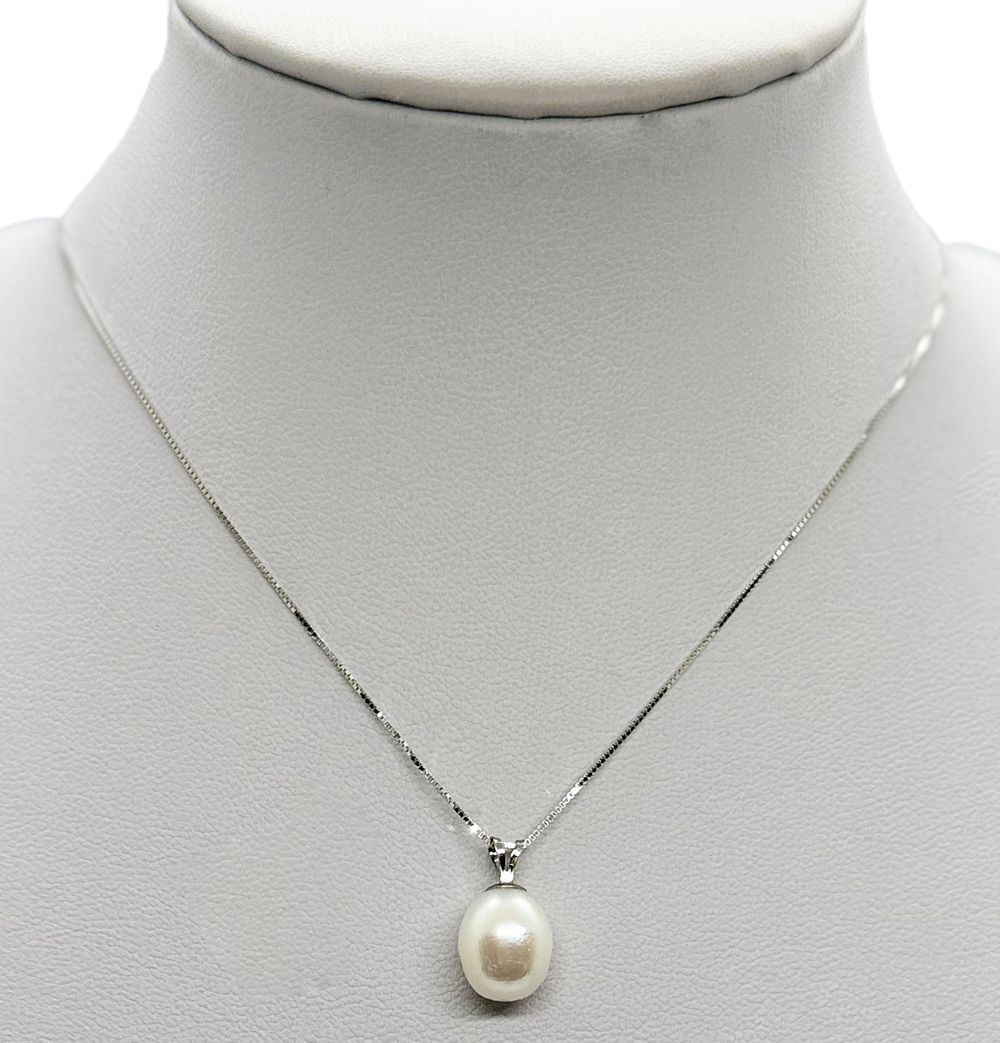 A pearl model necklace and pendant in a natural white tone in 14K white gold new.... Gold metal 