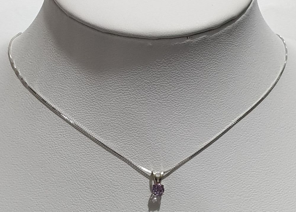 14K white gold necklace and pendant set with a new 0.15ct amethyst stone. Chain length: 40 cm 