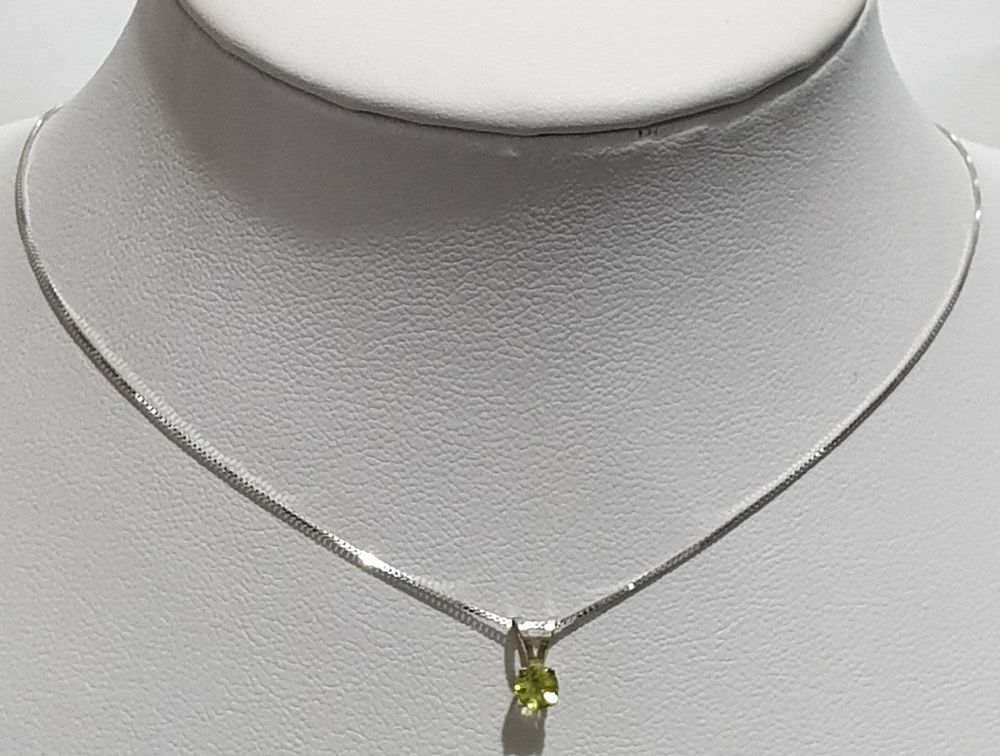 14K white gold necklace and pendant set with a new 0.15ct peridot stone. Chain length: 40 cm 