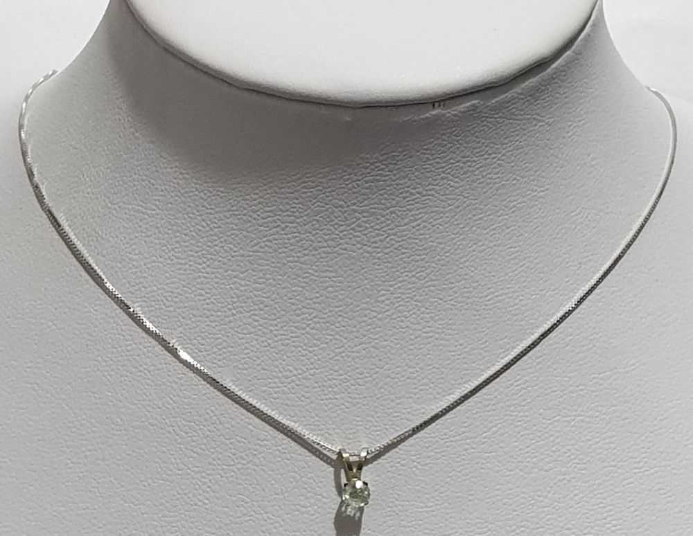 14K white gold necklace and pendant set with a new 0.15ct blue topaz stone. Chain length: 40 cm 