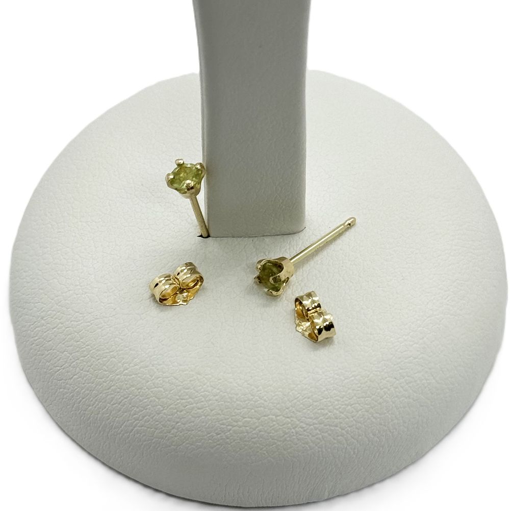 A pair of earrings with a light green peridot natural stone model New in 14K yellow gold.... Gol 