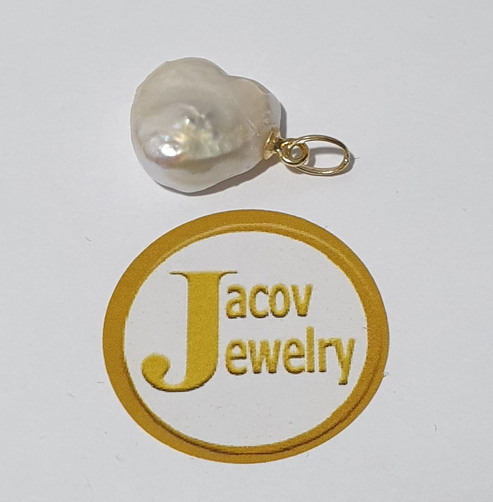 White pearl pendant in the shape of a heart in 14K yellow gold new.... Gold metal 
Purity: 14K 