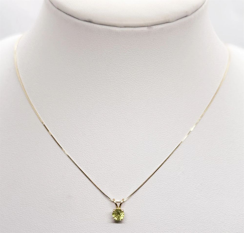 Peridot solitaire model necklace and pendant in 14K yellow gold new.... Gold metal 
Purity: 14K 