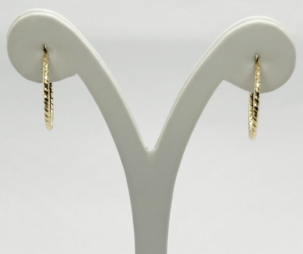 A pair of hoop earrings in a rope design, diameter 23 mm in 14K yellow gold, new.... A pair of 