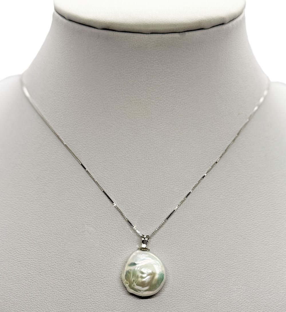 A flat pearl model necklace and pendant in a natural white shade New in 14K white gold.... Gold 