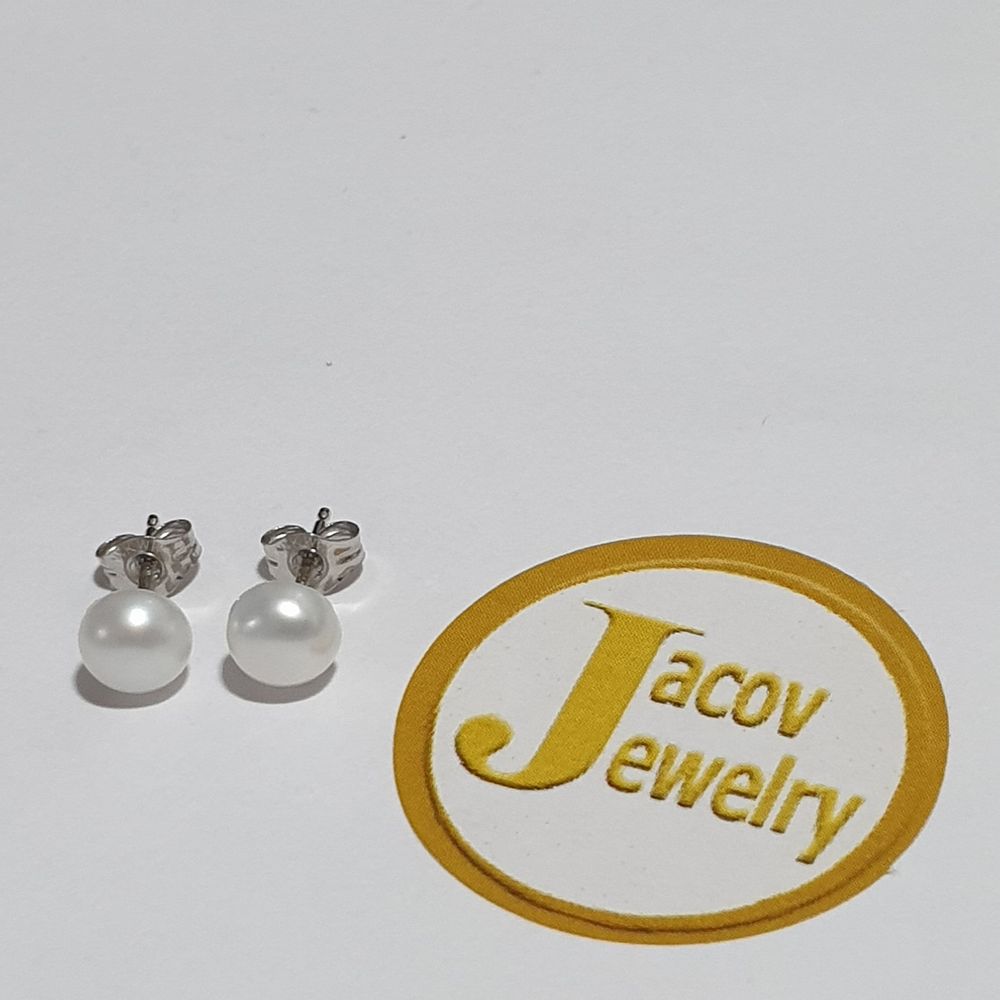 A pair of new 14K white gold natural pearl earrings....
. *A pair of new natural pearl earrings 