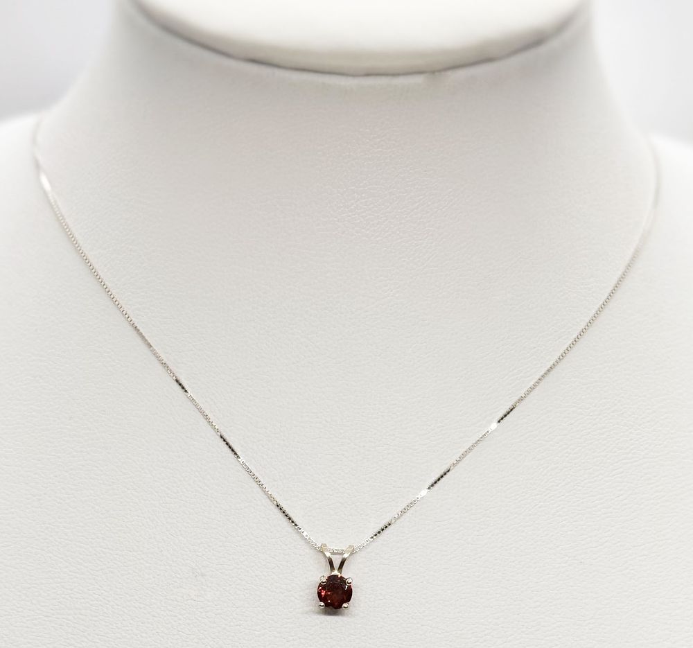 New Garnet model necklace and pendant inlaid with a natural gemstone 
In 14K white gold 