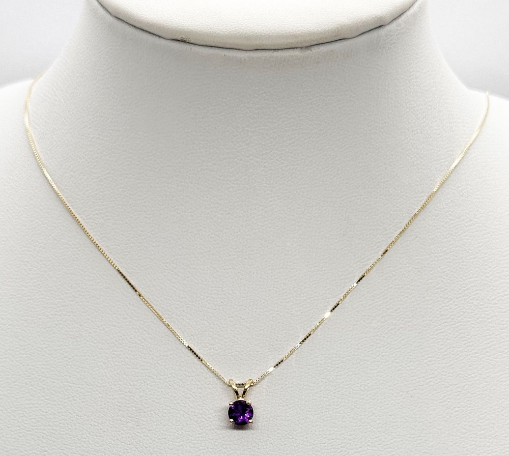New Amethyst model necklace and pendant inlaid with a natural gemstone 
In 14K yellow gold 
