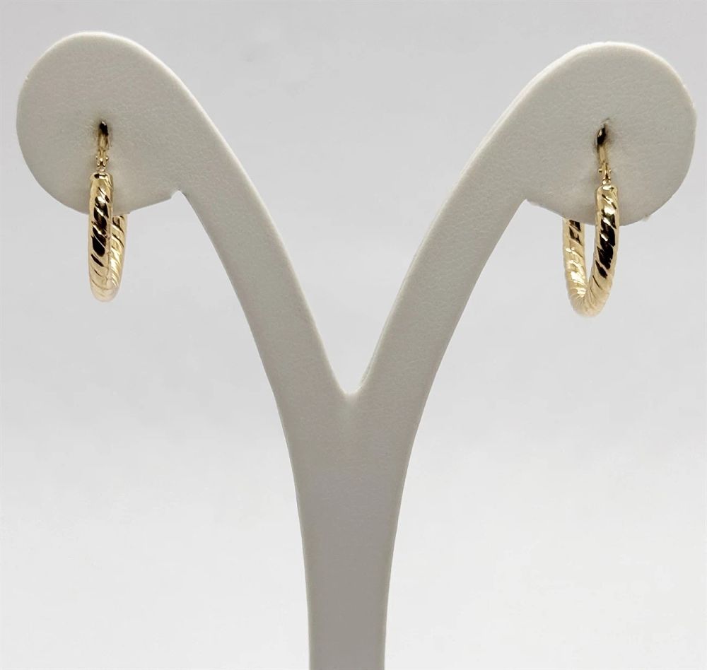 זוג עגילים דגם חישוק בעיצוב חבל קוטר 20 מ"מ 
בזהב צהוב 14K חדשים.... זוג עגילים דגם חישוק 