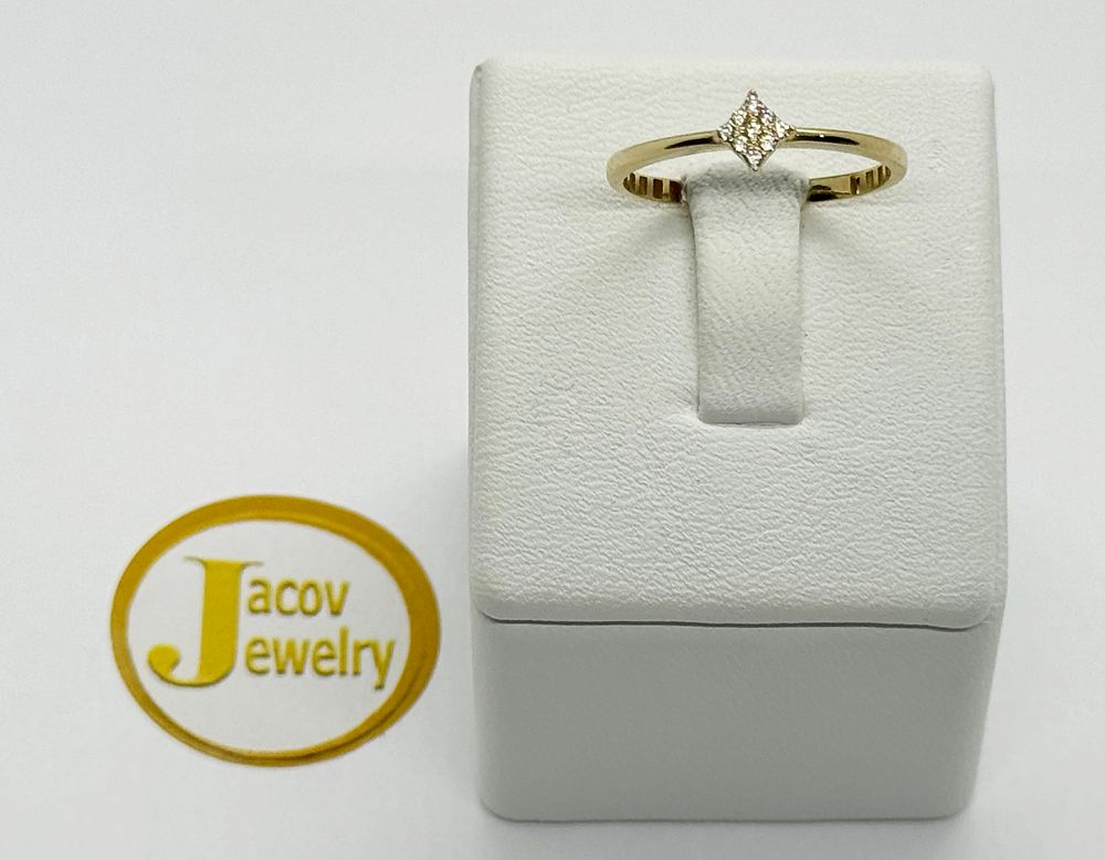 טבעת דגם מעוין משובצת אבני זירקון זהב צהוב 14K חדשה.... מתכת זהב 
טוהר: 
14K 
צבע: 
