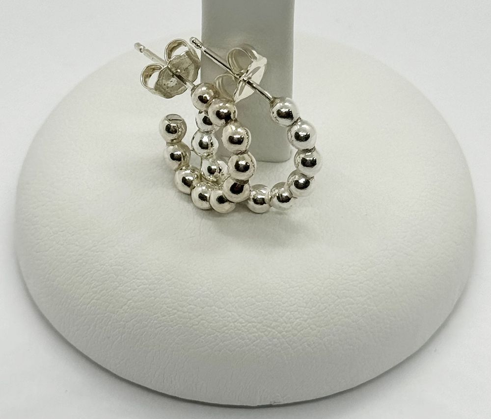 זוג עגילים דגם חישוק כדורי קוטר 15 מ"מ בכסף 925 חדשים.... מתכת כסף 
טוהר: 
925 
קוטר 