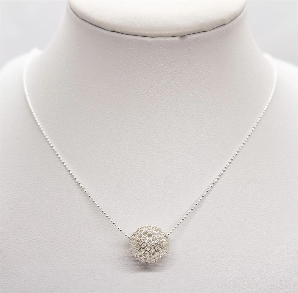 New 925 silver lace ball necklace.... Silver metal 
Purity: 925 
Necklace length: 45 cm 