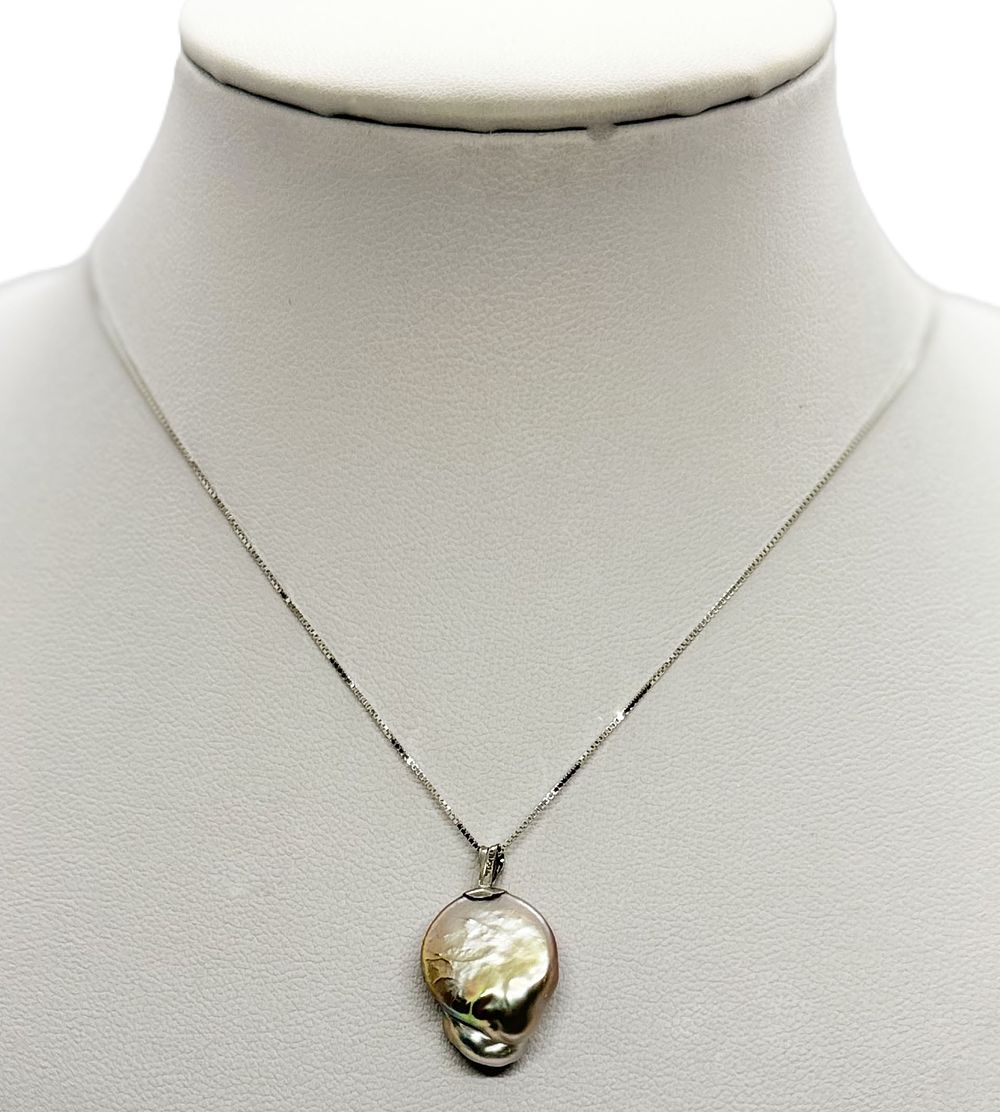 A flat pearl model necklace and pendant in the shade of a natural rainbow New in 14K white gold.