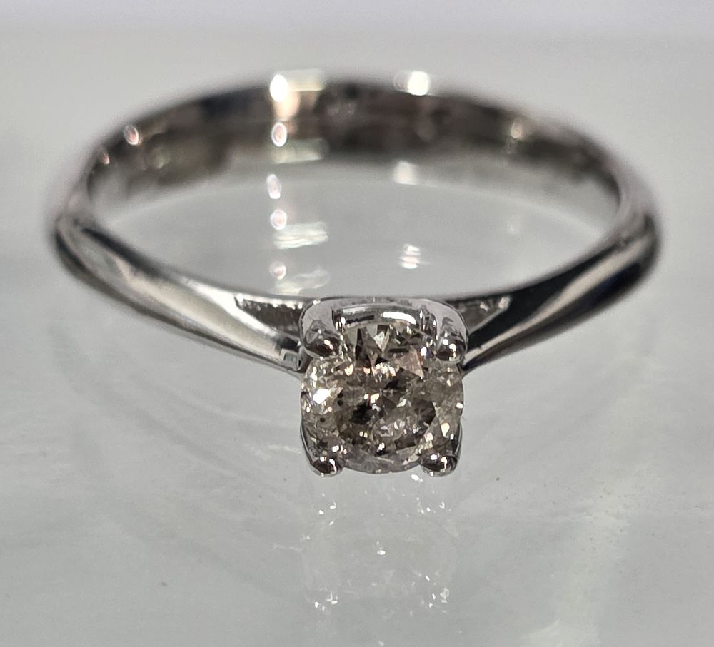 0.37ct יהלום טבעי משובץ בטבעת זהב לבן 14K 
. היהלום : 
0.37ct 
צבע : 
H 
ניקיון : 
SI3 