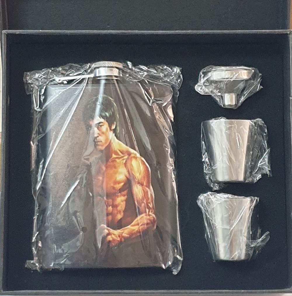 סט בקבוק למילוי אלכוהול מעוצב הלוחם ברוס לי חדש....
. *הסט כולל משפך למילוי, שתי כוסות לשתייה 