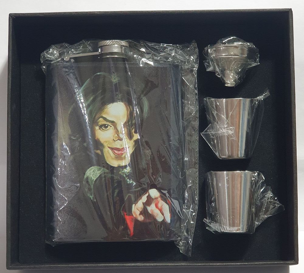 סט בקבוק למילוי אלכוהול מעוצב מייקל ג'קסון חדש.... *הסט כולל משפך למילוי, שתי כוסות לשתייה או 