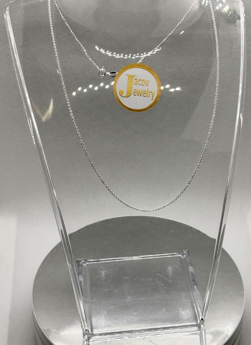 שרשרת דגם חוליות עגולות באורך 42 ס"מ כסף 925 חדשה.... מתכת כסף 
טוהר: 
925 
אורך שרשרת: 