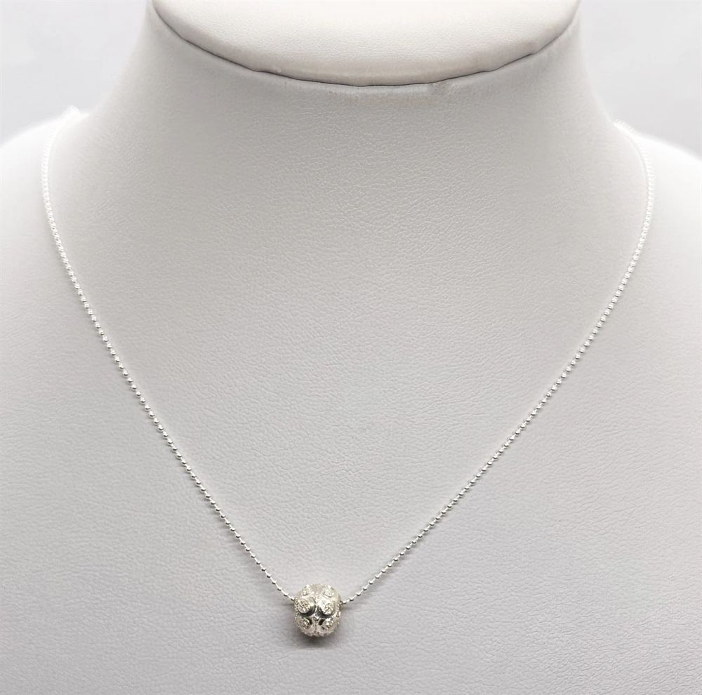 New 925 silver diamond cut ball model necklace 
and pendant.... Silver metal 
Purity: 925 