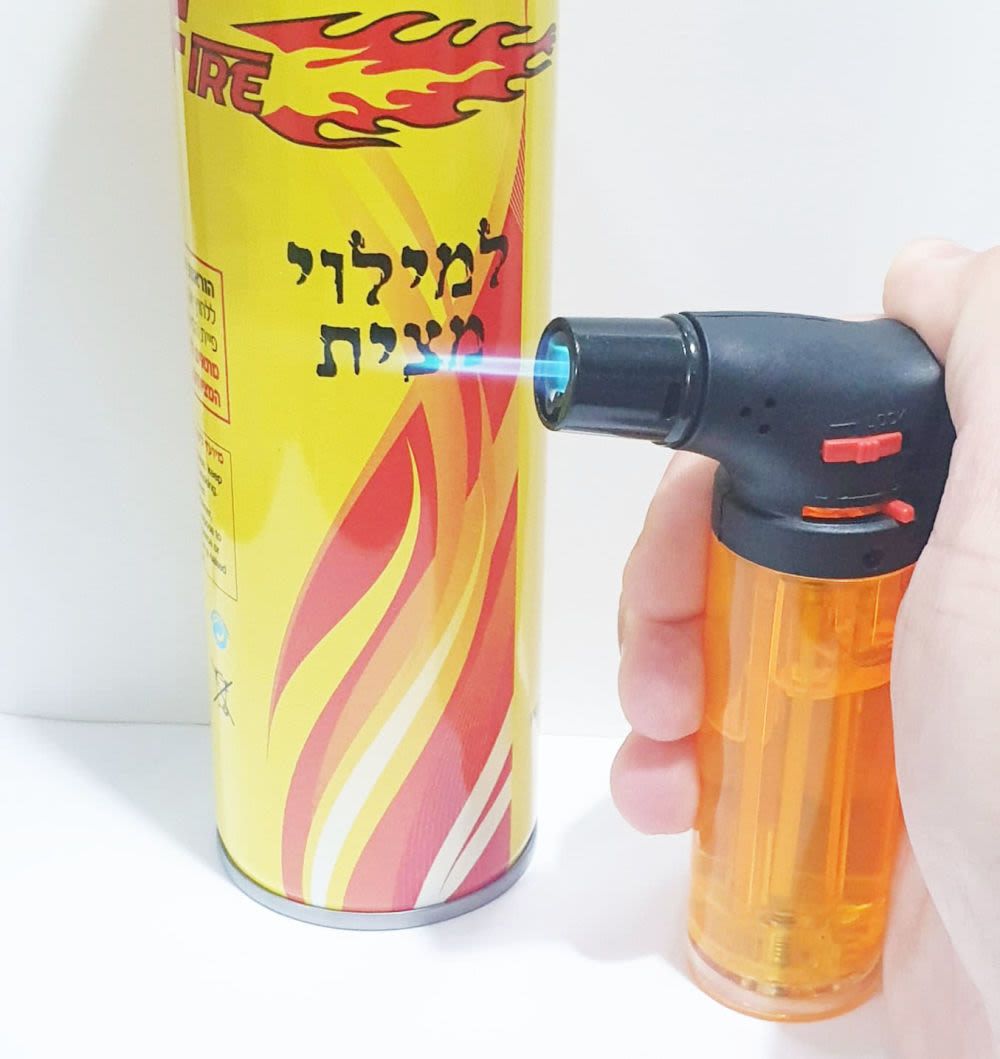 Burner for delicate soldering including a 300 ml gas tank 
for refilling (orange). Burner comes 