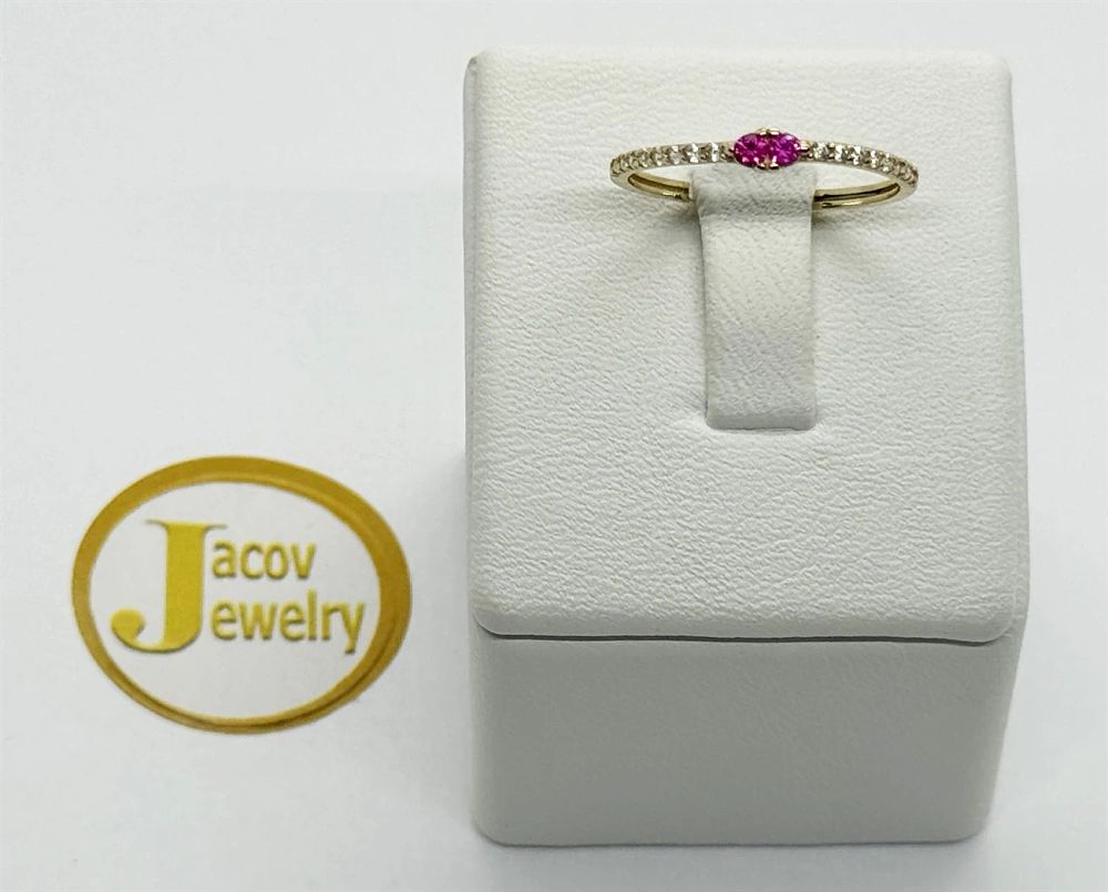Double solitaire pink model ring studded with zircon stones 
New 14K yellow gold.... Gold metal 